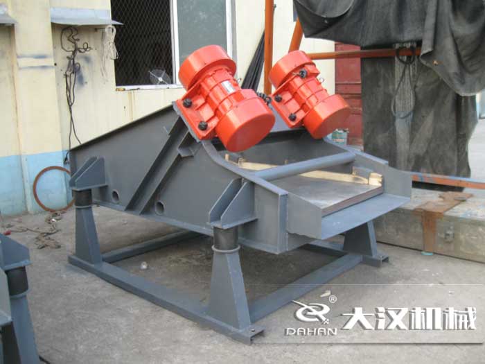 礦用振動(dòng)篩采用優(yōu)質(zhì)的錳鋼材質(zhì),主要特點(diǎn)就耐磨性強(qiáng),對(duì)于礦用振動(dòng)篩來說其,耐磨性是非常重要的。