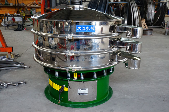 1500型振動篩主要采用的是不銹鋼材質+碳鋼材質所制成的。