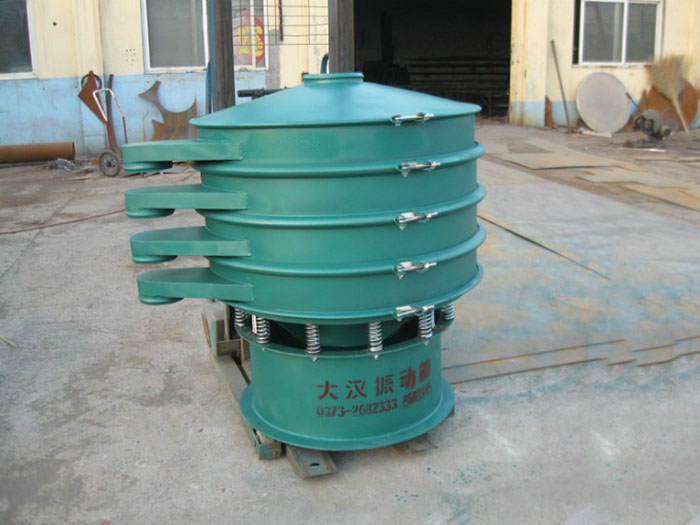 直徑1000型振動篩除了有碳鋼材質其還有不銹鋼+碳鋼,以及全不銹鋼的選擇,用戶可根據用戶物料的性質不同可進行選擇。