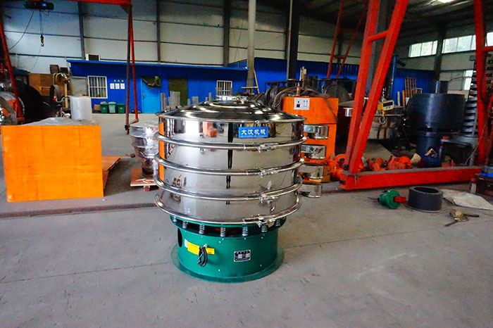 直徑1500mm振動篩是一個四個出料口，三層振動篩框的選震動篩，屬于較大型號的產(chǎn)品。