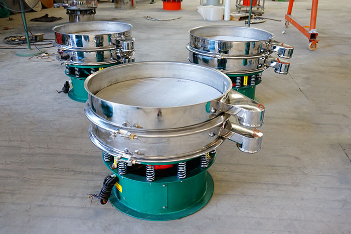 玉米淀粉振動(dòng)篩分機(jī)的特點(diǎn):產(chǎn)品的振動(dòng)頻率高,振幅大,可篩分物料比較廣泛,采用304不銹鋼材質(zhì),對于物料篩分有一定的優(yōu)勢。