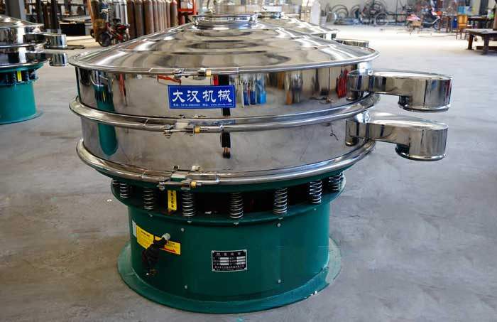 玻璃粉振動篩比較常見的材質(zhì)為不銹鋼材質(zhì),但其碳鋼材質(zhì)的設備相對來說其使用壽命不夠長,對于一些特殊行業(yè)的物料的篩分也比較有限,所以目前比較受歡迎的材質(zhì)為不銹鋼材質(zhì)。